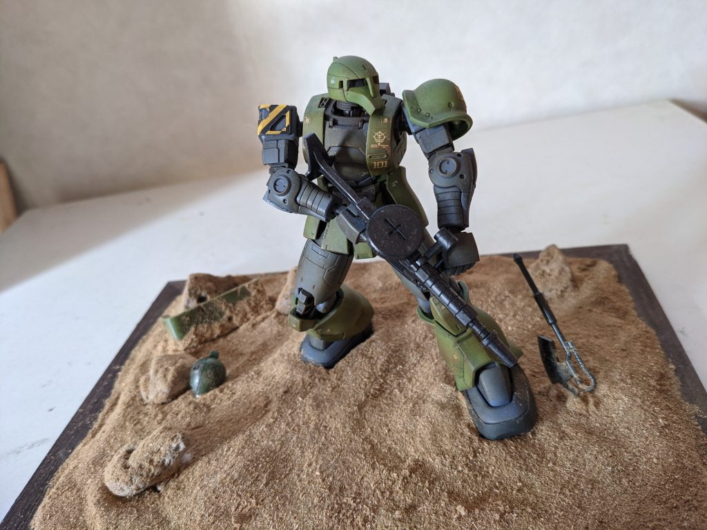 鉄道模型のジオラマで使う砂の薄い茶色のプラッツでそれっぽく撒いて地面を作り完成。