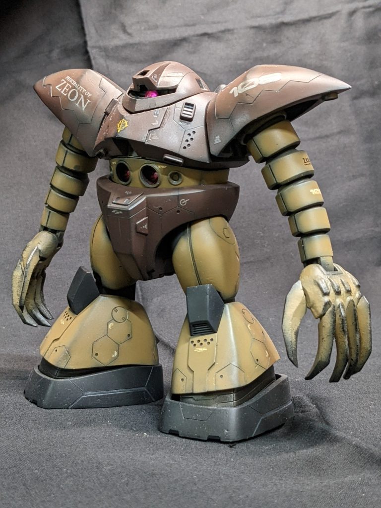 モノアイ加工、頭部位置を低くし、ショルダーアーマーは延長。胸部を厚くし、アームのブロックを１個追加。