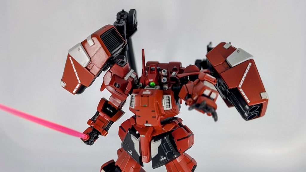 腕部グレネードランチャーとビームサーベルビームサーベルはどこから出してるかは謎(^^;)