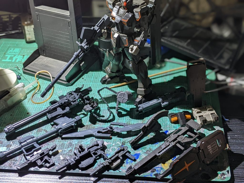そしてこれがガチ初期のEガンダム。というかただのFSDに武器付けただけ……ただ武装を増やし、8パターンの武装バリエーションで運用されてた遊びの範囲内の機体。ここらでピクシー化へと路線変更しつつ、学生時代の理想のガンダム像とGUNSTAで見たRUSTを混ぜて制作。とはいえ素組みばっかで技術皆無、RUSTをGUNSTAで見つけたを機にGUNSTAスタート！そりゃまぁできますよ！なんたって私はてんさ…