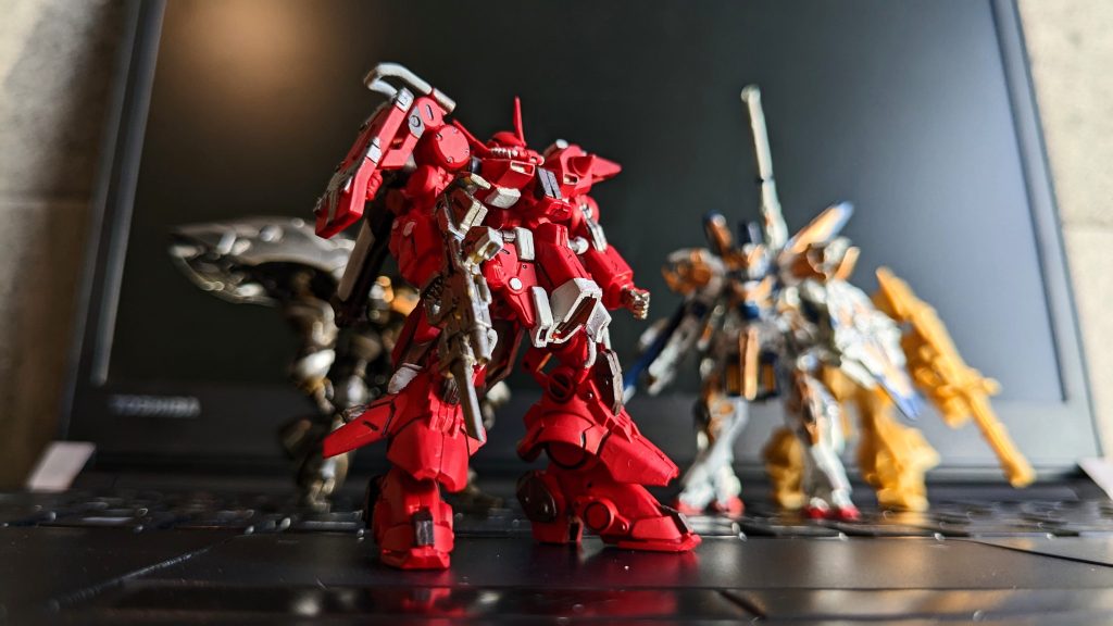 トップ画像の背景はノートパソコンでした。キーボードとの組み合わせがまた極上サイズを表現してくれていて気に入っております(^^)