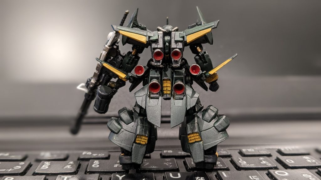 背面も目一杯アレンジされたディティールが…アーティファクトは毎回新作が楽しみですが先日の第4弾は楽しみにしていた高機動型ザクが品薄すぎて入手できず…