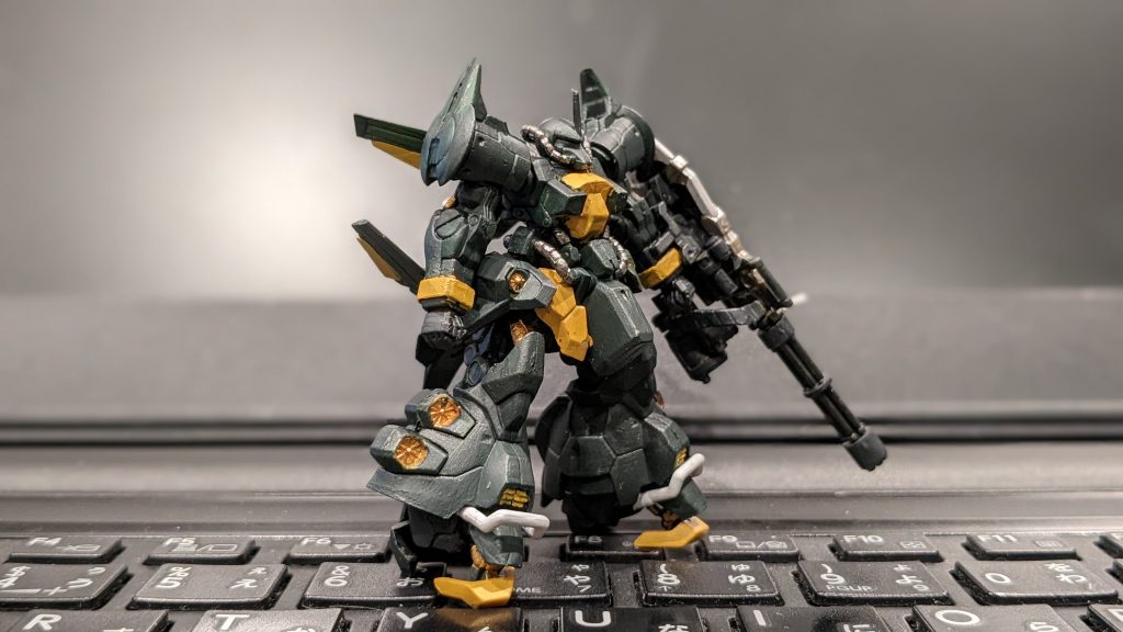 パソコンのキーボードとの比較でサイズ感を出してみます。塗り分けはキツかったですがこの独特のディティールはたまりません!