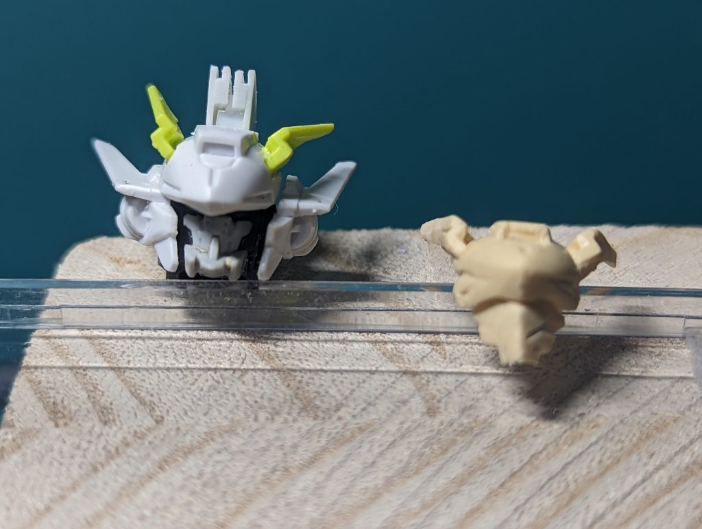 塗装前のダブルファング形態頭部とTPD形態用差し替えパーツ。お湯丸複製＋バイザー部分はスクラッチです。改めて見ると差し替えパーツがデモン◯イントゥーソー◯に似てる気がする……