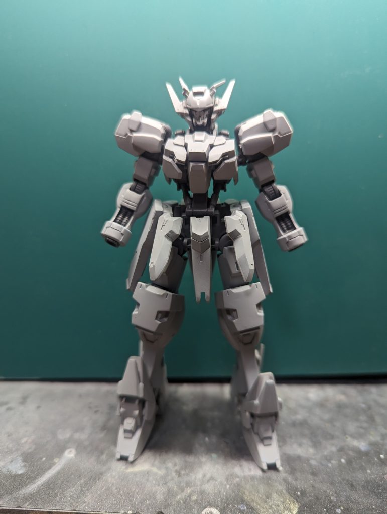 いくつかパーツ外してますがサフ後。この時点で配色が決まっていないので、サフしてから3日くらい悩みました。