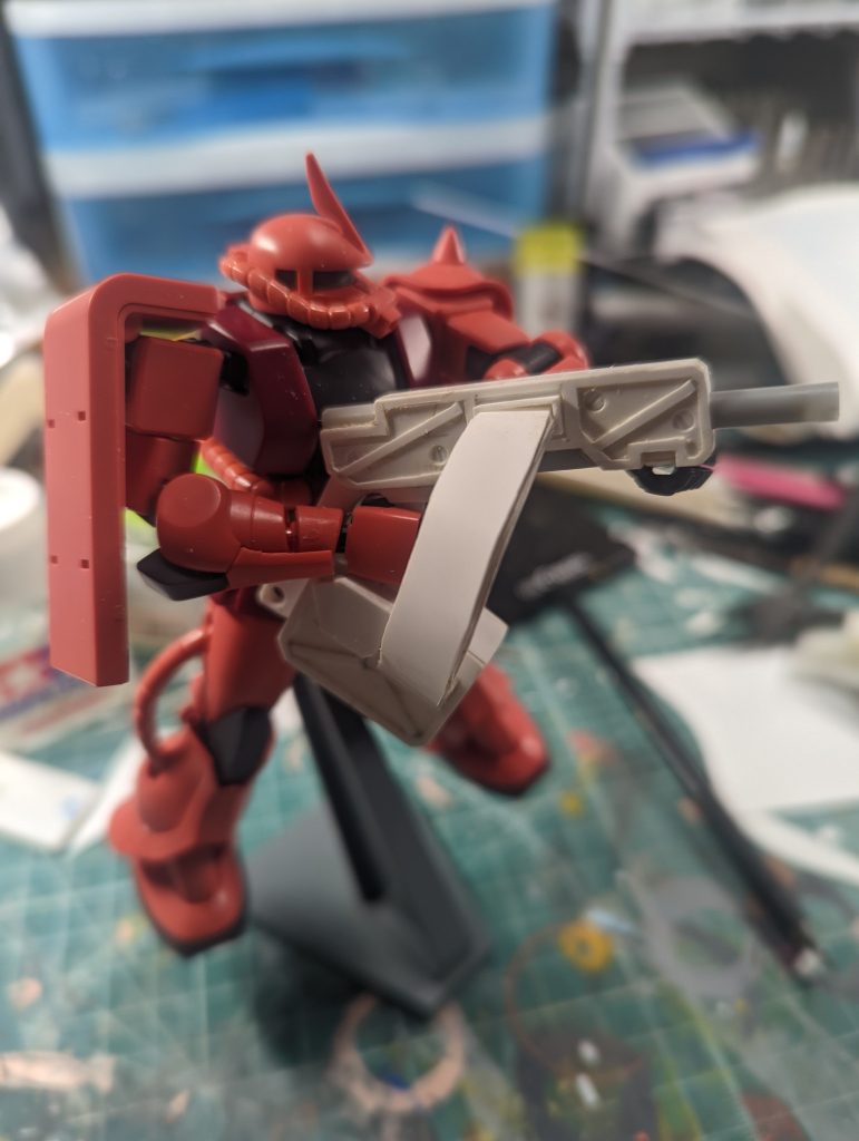 使用キットはREVIVE版シャア専用ザクですが、改造しまくったうえにカラーリングもザクスナイパー風にしたため、面影はほぼ無いです(笑)