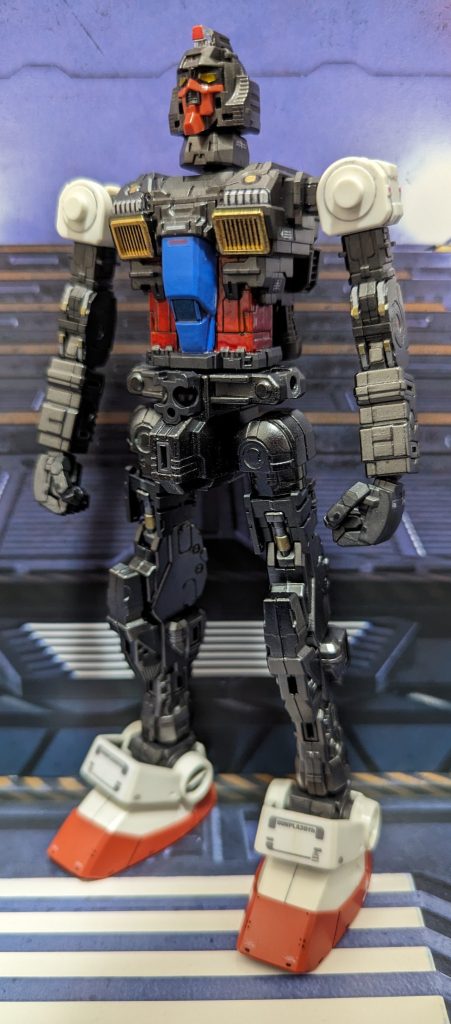 全アーマーパージ状態本キットはフレームに外装を被せる事で完成します。全てのアーマーをパージするとこの状態。フレームの一部には金属が用いられています。コアブロック部は塗り分けられていないので、筆塗りで塗り分けました。