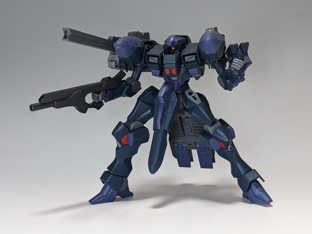 〜設定〜肩に張り出すショルダーモジュールは右側に格納型拡散ビーム砲、左側に対ドローン用ジャマーを搭載。