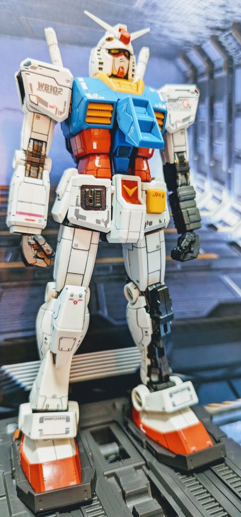 整備中のイメージショット。整備といえばこのキット、ちょっとした弱点があって、股関節のスィング軸の下にはロール回転軸がありますが、ここの軸が折れやすい…😭パチ組み後に右脚側が折れてしまったのが長年放置の原因です…😨そして意を決して修理、製作を進めていたら左脚側も折れてしまい、こちらも修理して完成。どうにか心までは折れませんでした👏