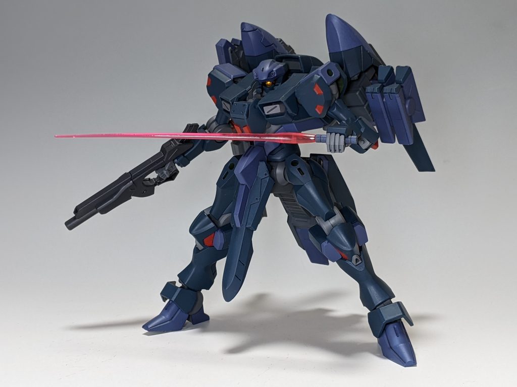 ショルダーモジュールを機体上部に移動させることで格闘戦にも対応。両側ウェポンラッチには大型レールキャノンとミサイルポッドを搭載。これらの重武装による機動性の低下を、大型ホバーユニットで補っている。