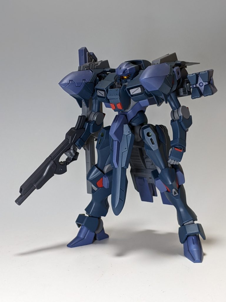 前面。ザウォートヘヴィにギャプランTR-5［フライルー］のパーツや鉄血オプションパーツ、ゲイレールのパーツなどを組み合わせてカスタムしました。胸部のパーツはEZ-SRの余剰パーツとガンダムアスタロトの膝装甲でできています。