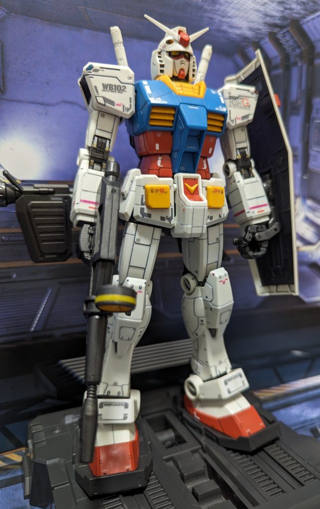 フル装備状態付属する武装を全て搭載した状態。今回も成型色を活かした仕上げです。各部アーマー裏やシールド裏等はジャーマングレーで塗装。これだけでもグッと引き締まりますね♫