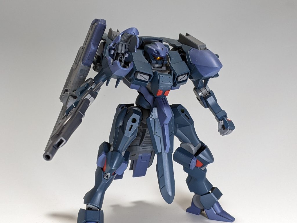 大型化したフロントアーマーには試作対地センサーが内蔵されている。拡散ビーム砲は砲口が非常に繊細であるため、使用時のみ装甲を展開する。