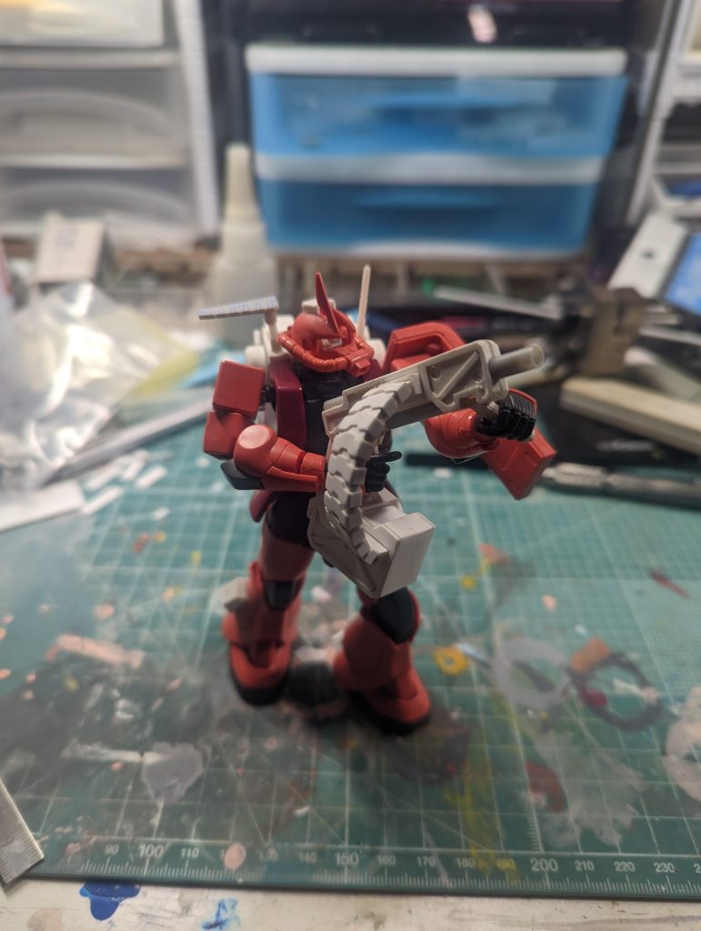 以下改造箇所頭上部を切り抜き、モノアイを上下左右に可動するよう可動軸を作成。モノアイ製作頭内部のスペース確保するため、首接合部の改造(胴体側の首軸を切って、その位置にポリキャップを埋め込み、切った首軸を頭側接合して…etc)バックパックのスクラッチ腰部動力パイプの作成グレネードランチャーのスクラッチ脚部の軟質パーツの接続穴を埋め、陸戦高機動型風のバーニアを作成。一部メタルパーツ埋め込み一部スジボリ追加一部プラチップ貼り付けちょっとだけウェザリング&チッピング作品の紹介は以上になります以下は妄想設定ですのでご了承下さいm(_ _)m