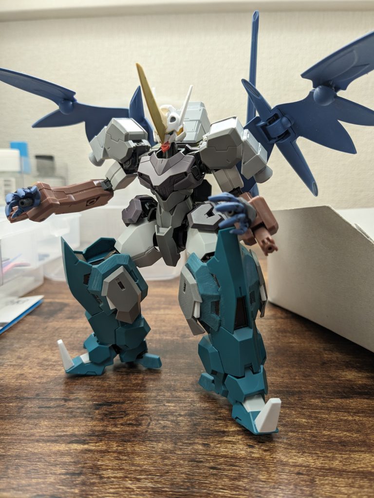 塗装前です。頭部はエアリアル(角のみ紅蓮聖天八極式の爪を使用)。より異形感を出すために顎パーツの前部分のみ位置を下げ口を作りました。肩、胴〜腰はガンヴォルヴァ。腕はルブリスソーン。足はルブリスウル。セカンドvの余剰パーツを加工したもの、ガンヴォルヴァの一部パーツとプラ板を使いディテールアップしています。尻尾、羽(接続部分をボールジョイントに改造)、手はガフラン。バックパックは30mmヴォルパノヴァの胴。肩とバックパックのバーニアはMSバーニア3。