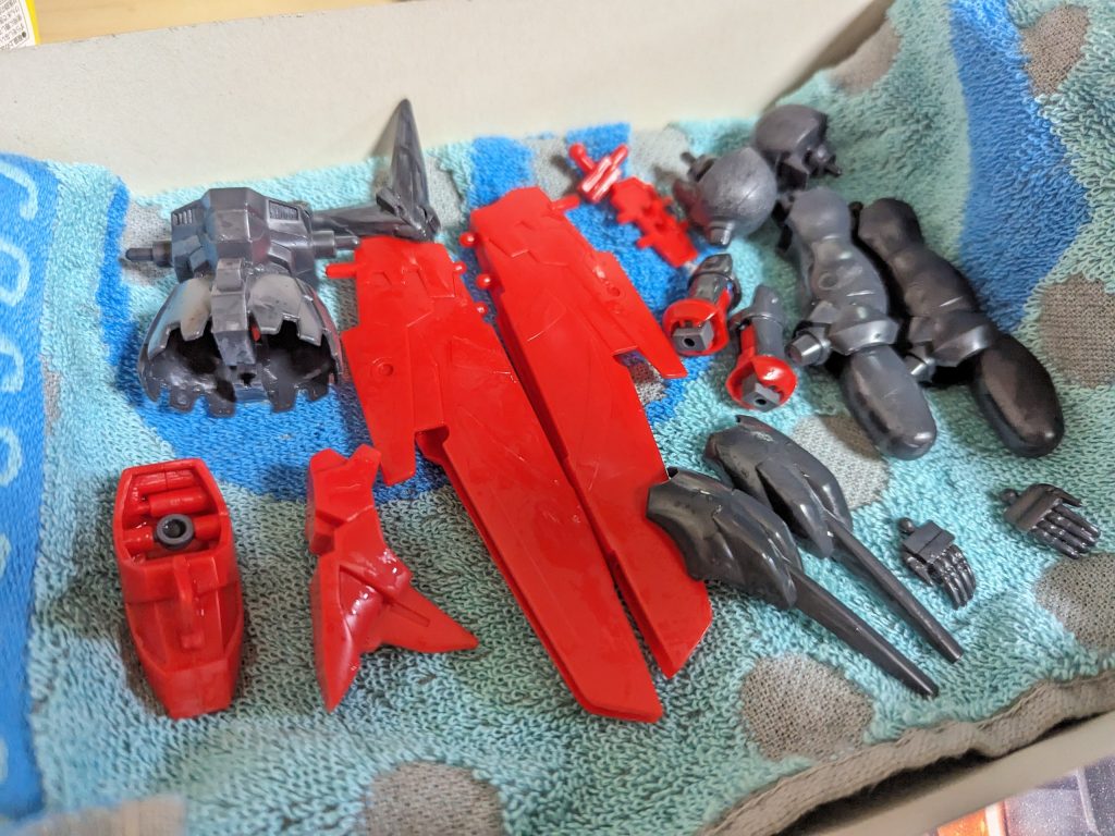 ゲート処理後は組み立てに問題のない場所は全て接着しちゃいます！ 