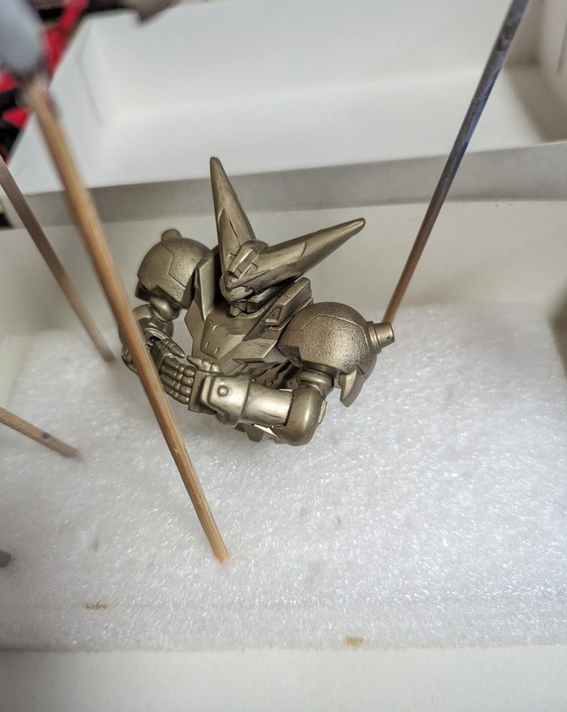 銅像系にするつもりなのでとりあえずポーズ決めて固定してゴールドとシルバーに少々のグリーンを混ぜて筆塗りで塗装していきます。