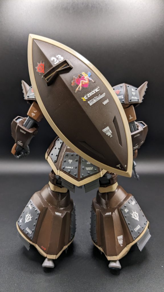 スカート部とふくらはぎ部をプラ板とエポパテでボリュームを出し、スラスターを組込　高機動型としております。