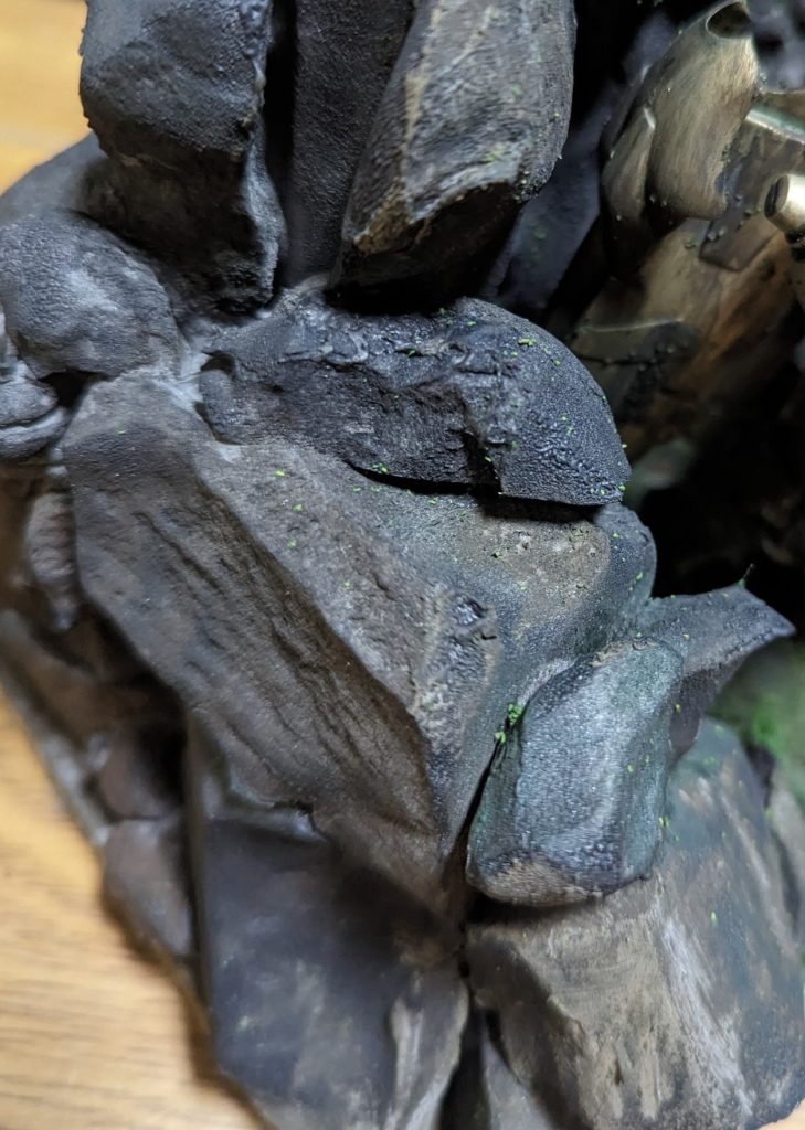 スポンジを石おような色合いに塗装したのちマスターガンダムを固定し、ウェザリングと藻を生やしたりなどの仕上げをします!!