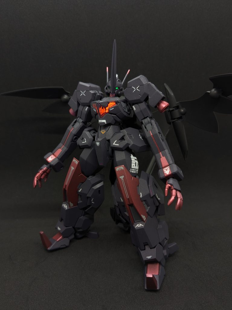 機体概要(設定)フォルドの夜明け、宇宙議会連合と同盟関係を結んだオックス・アース・コーポレーションが製造したガンヴォルヴァを基とした試作機。「ニズヘグ」とは北欧神話に登場する終末の竜、ニーズヘッグに由来する。バックパック内部はコックピットになっており、パイロットはそこで神経接続装置をつけ、ガンビットと同じ要領で操作をする。隊長機という位置付のため、同時に周囲のガンヴォルヴァも操作することができる。パイロットはフォルドの夜明けが選抜した空間把握能力に優れた地球の孤児たち。