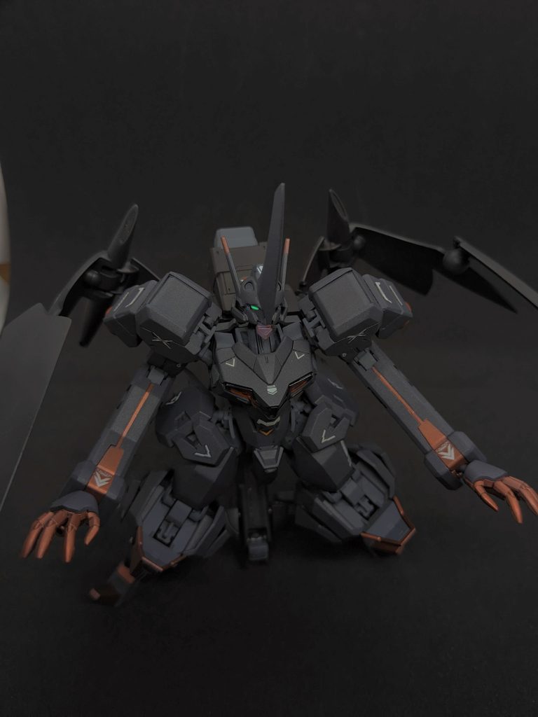 怪獣ガンダムというコンセプトなので怪獣っぽい(?)ポーズ。猫背のMS好きです。