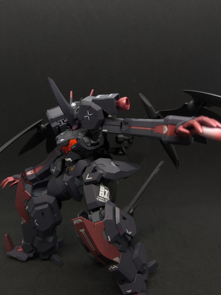 ビームサーベルで攻撃っ最新シリーズだけあって水星プラモの可動域はすばらしいですね!