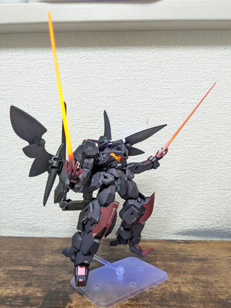 武装背景がバラバラで申し訳ありません。ニズヘグ自身の武装はバルカン、ビームサーベルのみで遠距離攻撃や防御は周囲のガンヴォルヴァが行う設定です。…流石に設定に無理があるので盾一つでも付けておくべきでしたね…