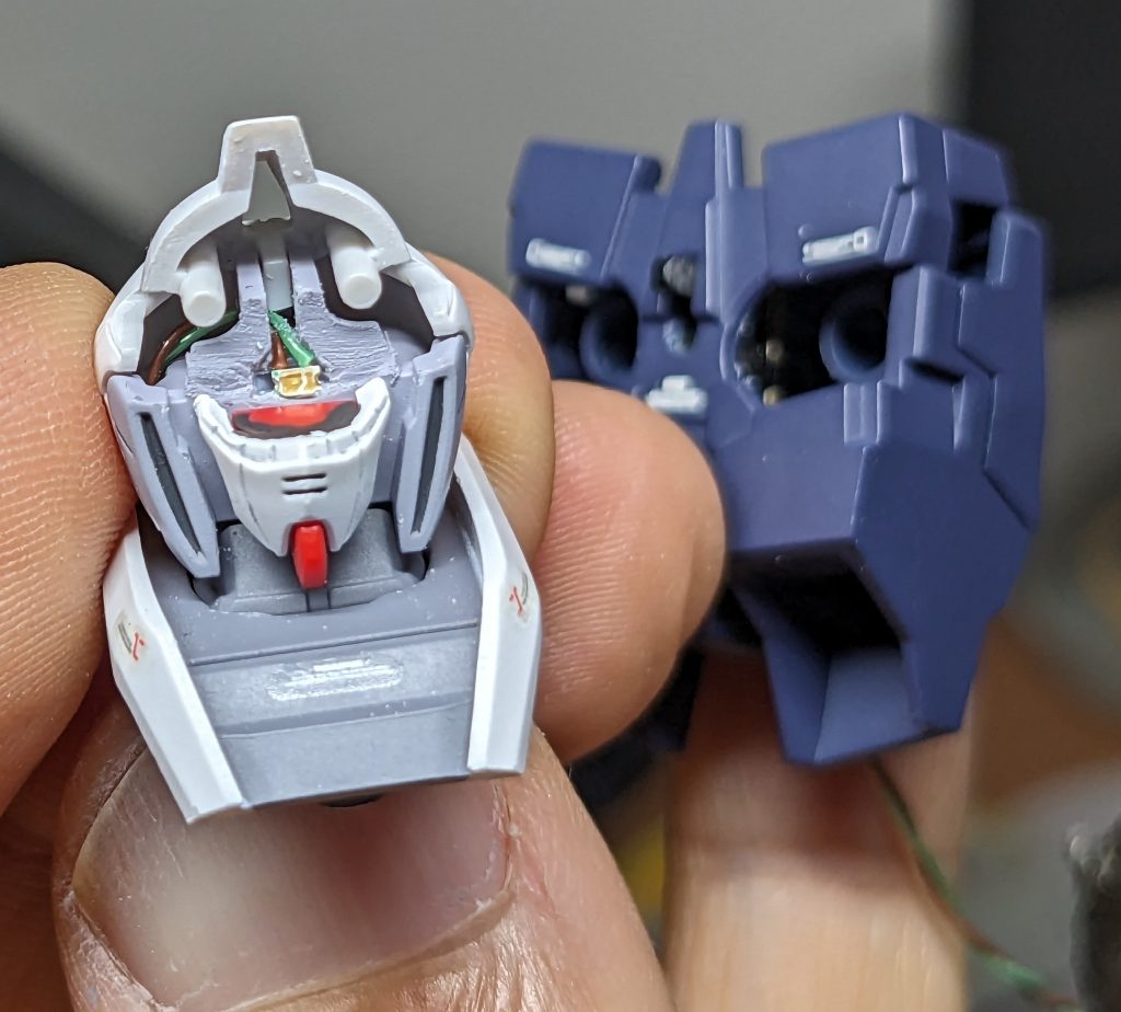 チップLEDはこのあたりに配置すると両目がキレイに光ります！