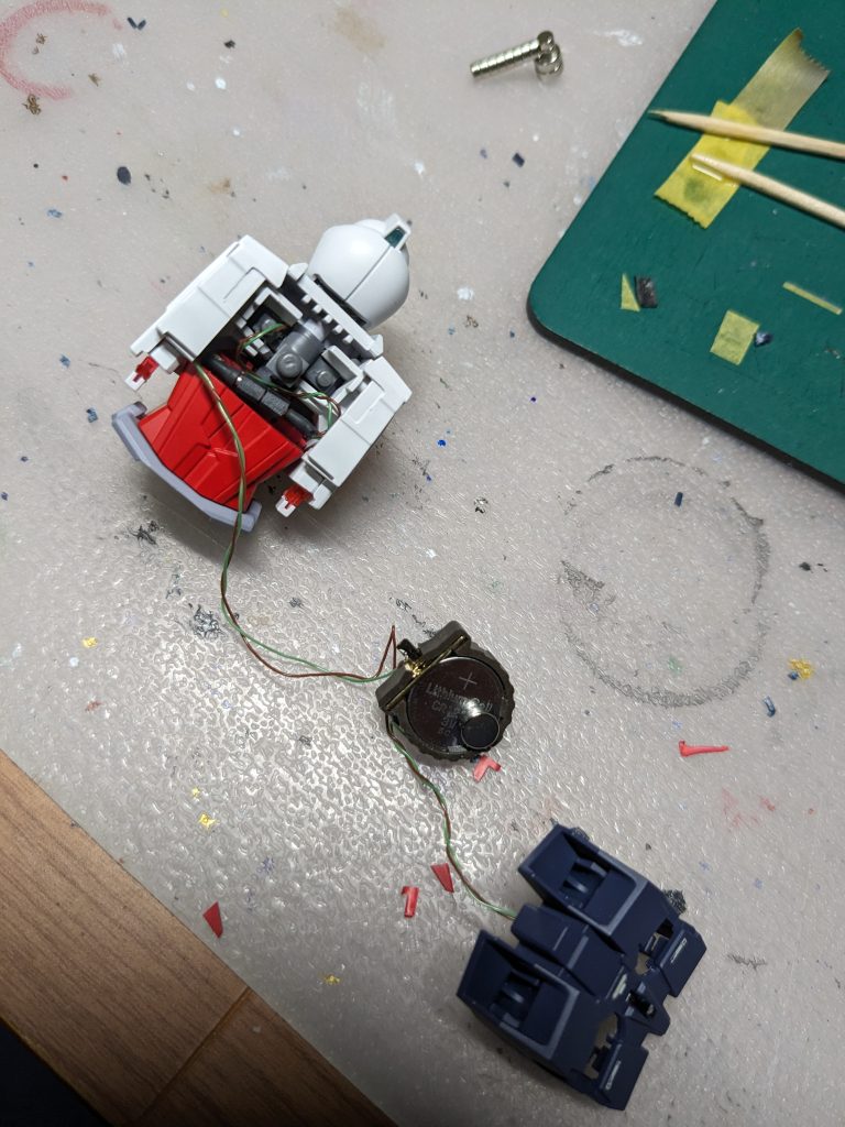 背中にとても蓋なんかできないわ…そうだ！電池に磁石接続すれば良い!と思いつきました。もう後は多少みっともなくてもOK!