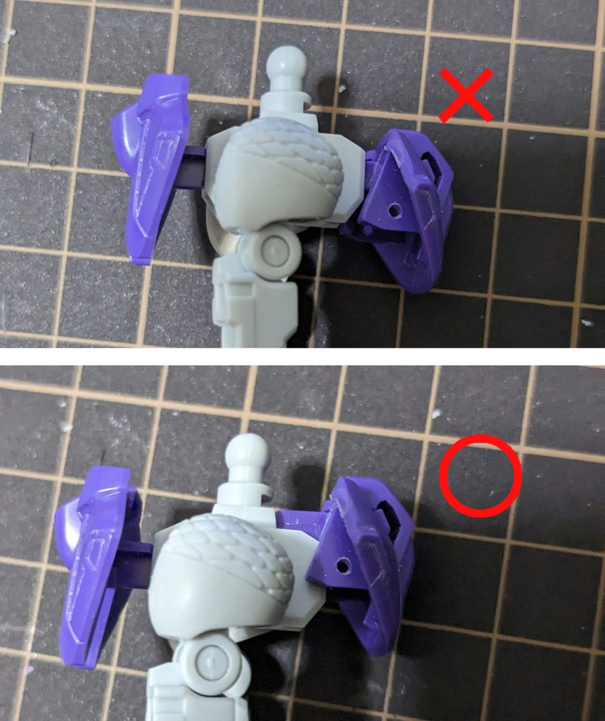 仮組時に腰部の取り付けを間違えた(上段写真)サイドアーマーが足に干渉してると思い切ってしまった