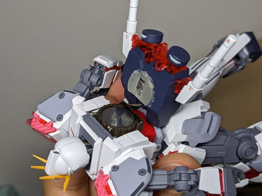 磁石だけだとランドセルがグルグル回転してしまうので、電池側をメンタムで離型処理後にエポパテ仕込み、ランドセルを位置決めして硬化まで放置…取外して余計なパテをざっくり削り落とす…汚い状態ですがもう気にしない！