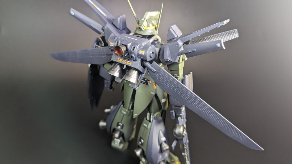 塗装レシピは以下となります。ボディ：ガイアカラー　ヘキサグリーン装甲：ガイアカラー　ヘキサブラックスラスター：ガイアカラー　スターブライトアイアンアクセント：ガイアカラー　NAZCA　マンダリンイエローセンサー部は蛍光エナメルブルーです。この写真で小さく映っている、リアアーマーの上部に端っこにある黄色っぽいディテールはオリジナルで施したものです。20年前のサフ箇所が組立時にボロボロ剥がれるトラブルが・・（涙