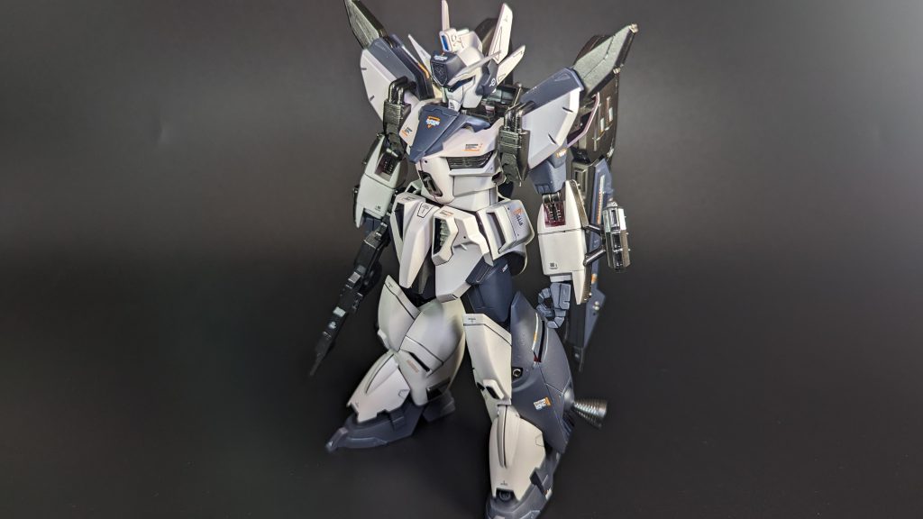 スジボリは脚部の装甲側に入れましたが、あまり目立たず。情報量UPはデカールに助けられています（笑アングルの都合上脚部が殆ど見えませんが、ダクト部分は可能な限り開口しました。当初、メッシュパーツの貼り付けを予定していましたが金属感が悪目立ちしたので取り付けませんでした。合わせ目処理、後ハメ加工がたくさんありましたし、そもそも左右でパーツの形が歪んでいたりもしました。面出しにかなり時間を裂きました。カラーレシピは以下のとおりです。ボディ：ガイアカラー　ヘキサホワイト装甲：ガイアカラー　ヘキサブラック本体フレーム：ガイアカラー　ガンメタルV.S.B.Rなどバックパック：ガイアカラー　スターブライトアイアンアクセントカラーを入れなかった事を後悔してます・・。