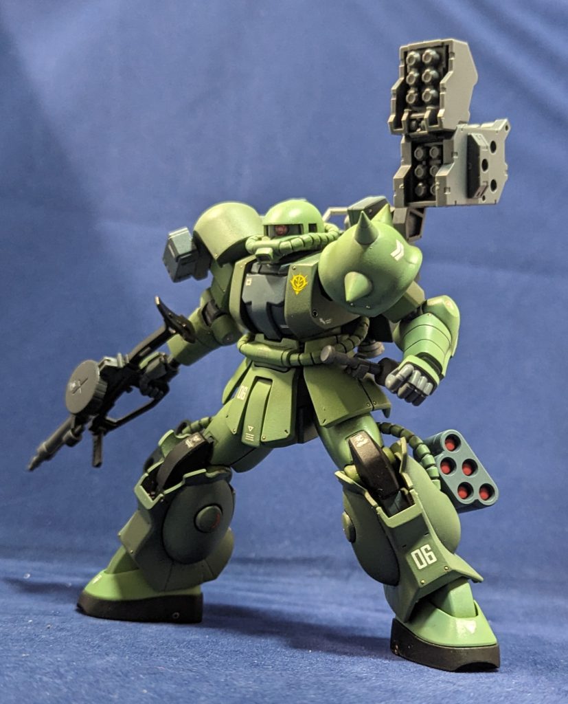 塗装はスプレーで行っています、作った当時はまだエアブラシ導入してはなかったんだよなぁ…。ちなみに色はパーフェクトグレード・ザクⅡ用カラーという地味に珍しいカラー使っていました。