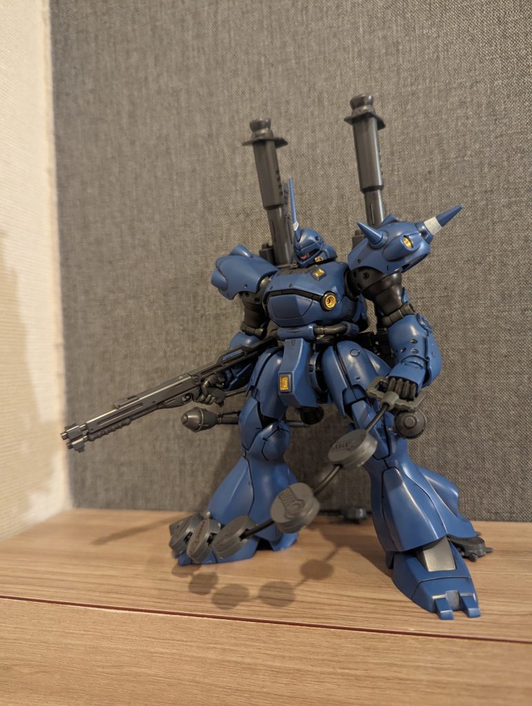 フル装備状態沼津ゴックの時は写真と合成して遊んでましたが今回はスミ入れと簡単な部分塗装のみ、本来はつや消しスプレーとかもあればより良い感じになるのですがホテルでスプレー吹く理由にもいかんので流石に我慢しました。ちなみにモノアイは沼津ゴックの時にかったクリアーピンクのレジンで作った簡易クリアパーツです。