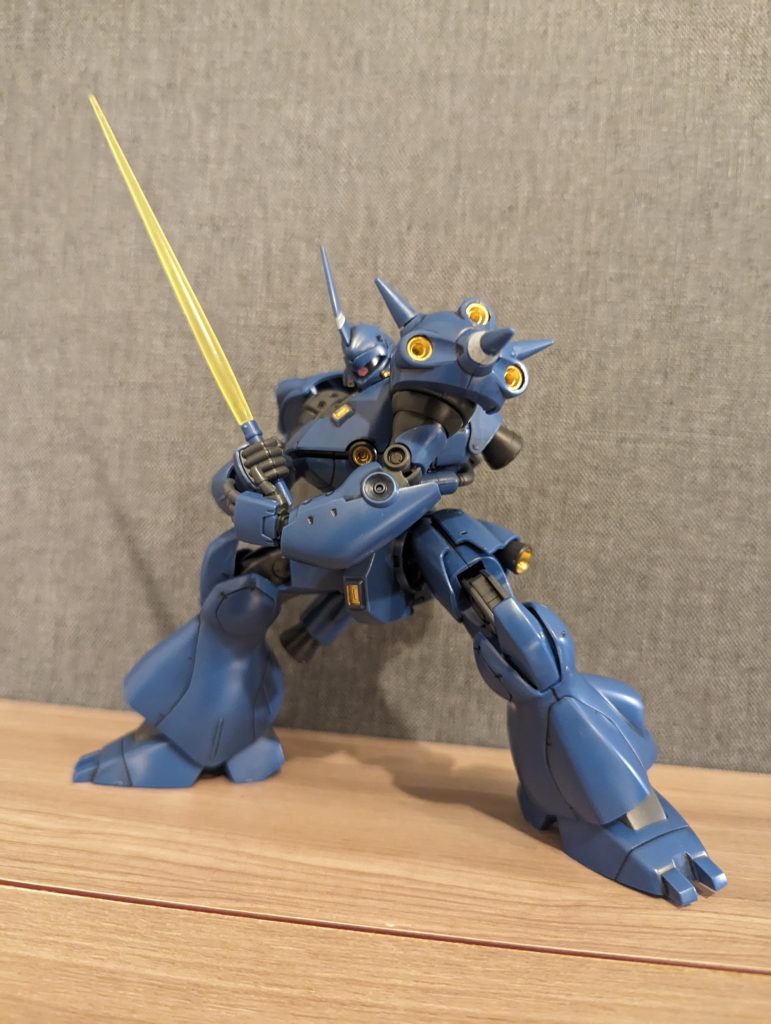 ビームサーベル、こちらも2本、クリアーのビーム刃も付属。設定だと太ももから取り出せるギミックがありますが流石にそれは再現されてなかったです。