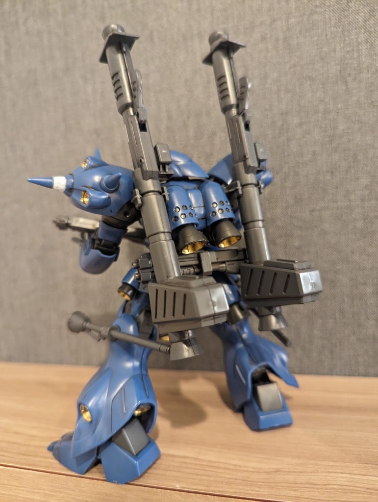 フル装備状態・背面背面の情報量の多さもケンプファーの魅力の1つと思ってます。再販日と旅行日が偶然重なった事でゲットと相成った今回のケンプファーですが発売は2008年と結構昔のキットなんですが完成度は非常に高く今回みたいなほぼ素組みの簡易作成でもかなり格好良く作れますね。