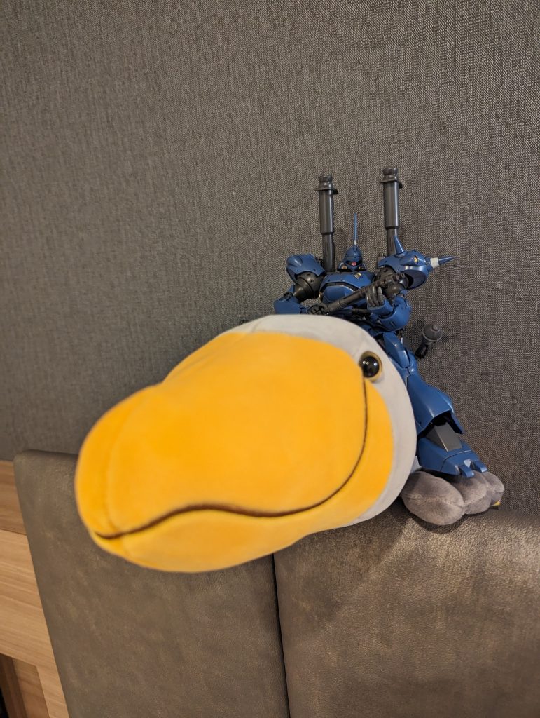 フォルムが気に入って買ってしまったハシビロコウと一緒に…。簡単仕上げもいいもんなので今後もプチ旅行ガンプラシリーズ続けていこうかな(笑)