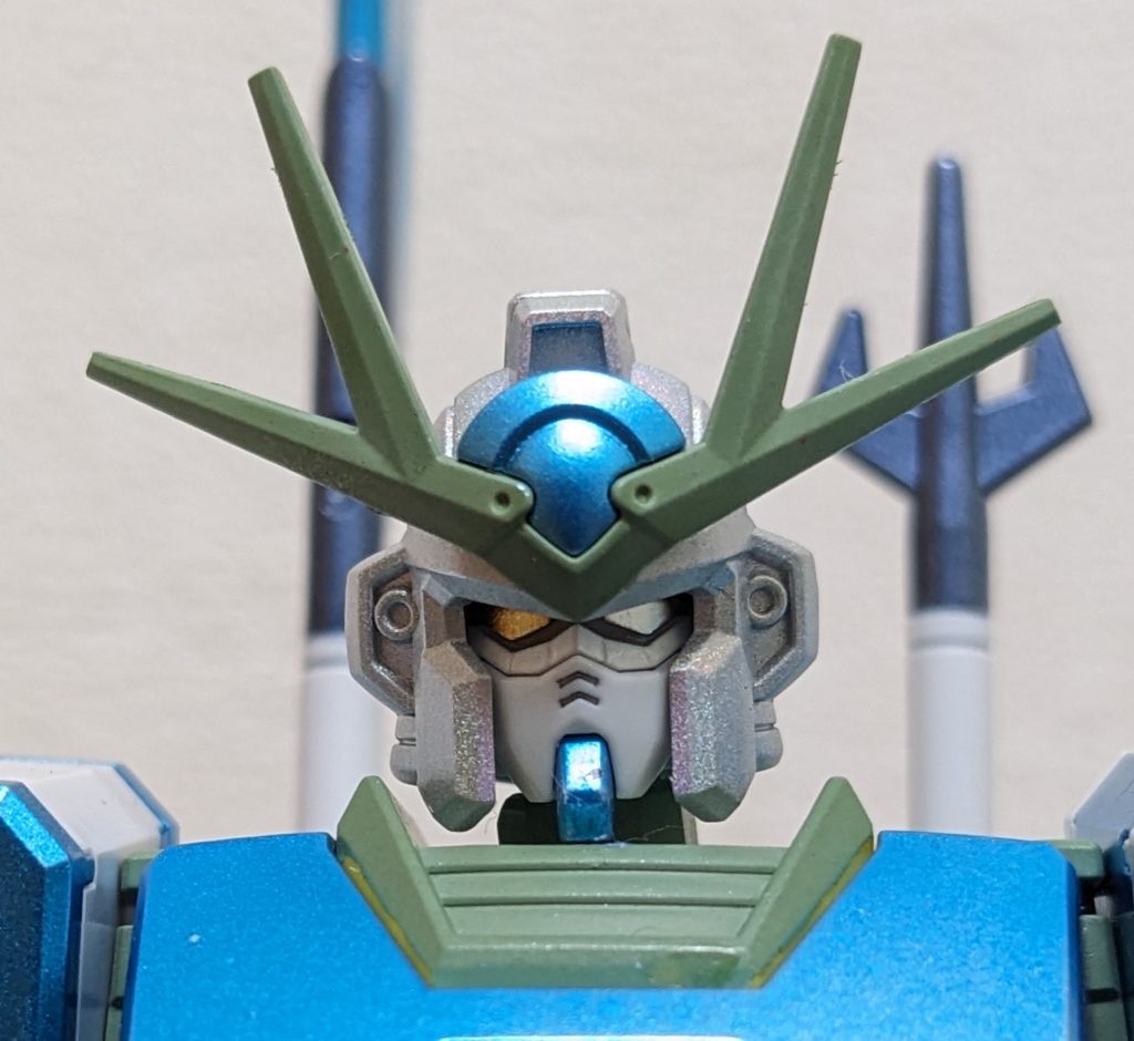 お顔のアップ(before)メットは月光蝶ホロシルバー、カメラアイは最初、右目イエローゴールド、左目シャインシルバーでオッドアイ再現してみました・・・が、今一つ「ズキンと」来ない結果に😅。そこで!!