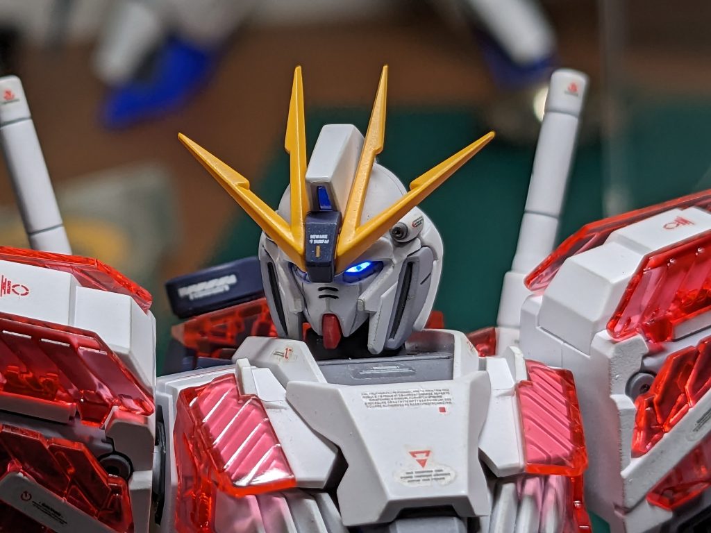 目の上やアゴのラインは自分好みに少し削ってます。私はややツリ目な感じに見えるのが好きです！