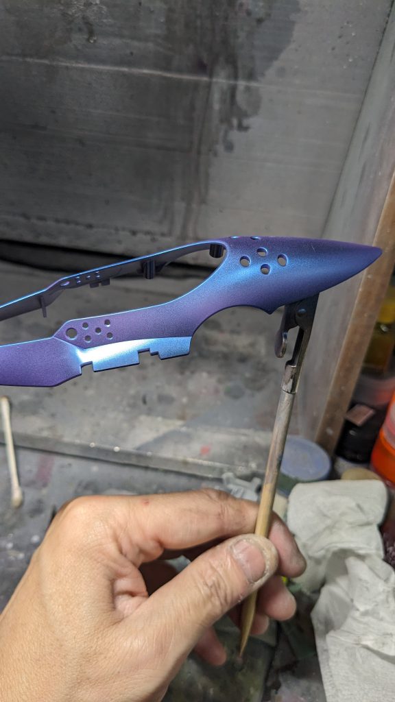 胴体のカウル部をなんとか塗装できたとこ。このあと研いでつるつるにしました。