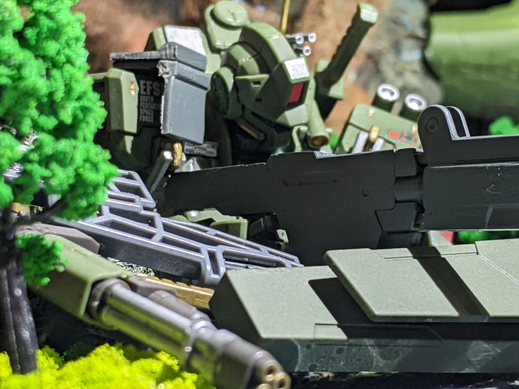 複合特殊スナイパーライフル モード【弾】左サイドスカート裏に3発のみ装填されている特殊弾で、陸上戦艦を貫く程の威力を持つ。ウェポンコンテナは並大抵の火力では壊れないのでこのような土台にもする事が可能。