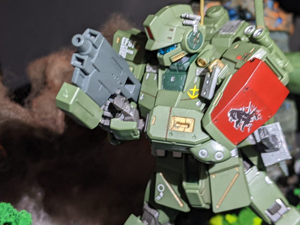 複合特殊スナイパーライフル モード【M】先端バレルを外し、ミニガンマガジンをセットする事でサブマシンガンにする事が出来る。これはスナイプ中に狙われ、ミニガンを取る暇もなかった時の緊急措置であり、マガジンは本体に装備されたの含め2個のみだが、緊急時に役立つまた、ビーム残量があればビームマシンガンとしても運用可能になっている。