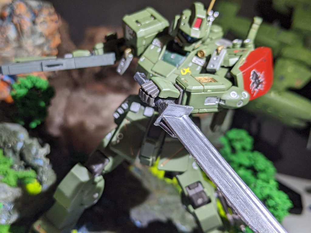 コンバットナイフ強化型特殊合金性のナイフで、通常より大きく、重くなっている。既存のナイフとの二刀流に合わせ、こちらで体勢を崩し、もう片方でトドメを刺すような使用方が狙い。また、スナイプ後はウェアラブルアーマー改を着脱可能で、機動力向上による格闘機へと変貌するパイロットの良さを活かした物となっている。