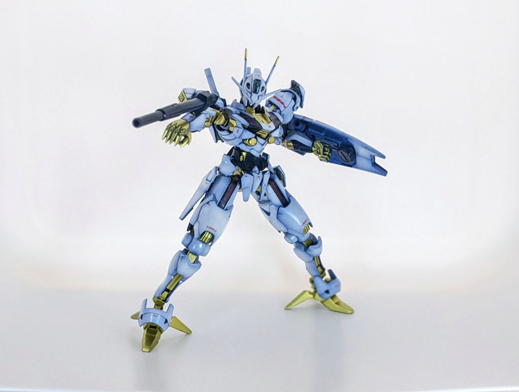 実はガンダムエアリエルはまだ完全な状態ではない。しかし既存のMSとは一線を画す存在であり学園内のMSでは御三家以外のMSでは太刀打ちできない。機体の表面とシールドバインダーにはツインメリットコーティングが施されておりビーム兵器はほぼ無効化できる。