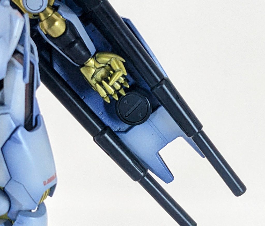主武装はパワービームランチャー。シールドにマウントした状態でも発射することができるが腕のハードポイントに装着して撃つことにより強力なビームを発射することができる。シールド裏にはP(パーメット)マインも装備されている。この武器は敵機のパーメットに反応して爆発する特殊追尾機雷であり直撃すれば敵機に致命傷を与えることができる。