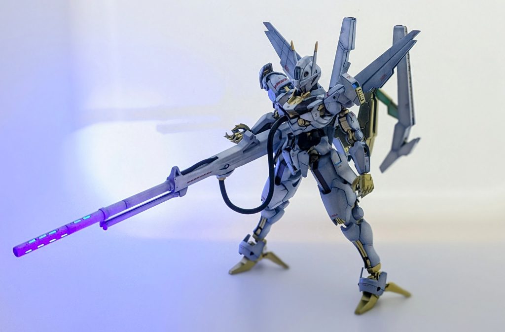 プロスペラ「スレッタ、バスターランチャーの接続テストを行うわ。胸部にコネクターがあるからコードを接続して」スレッタ「できたよ、お母さん!」プロスペラ「よくできました。ランチャーを接続するとエアリエルはデコンポーザーバスターモードに切り替わるわ」背中のランドブースターが変形しパーメット粒子が溢れ出すエアリエル。エリクト「デコンポーザーバスターモード、キドウ」