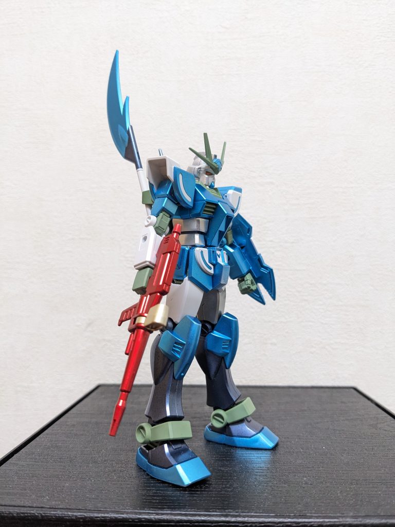 バンド、やらないの❓(右側面)ライフルは「やりきったかい婆ちゃん(中の人はなんと、あのキシリア様を演じたレジェンド声優さん😲!!)」譲りのギター🎸をモチーフに赤系で。使い込んだ感までは再現できてませんが😅