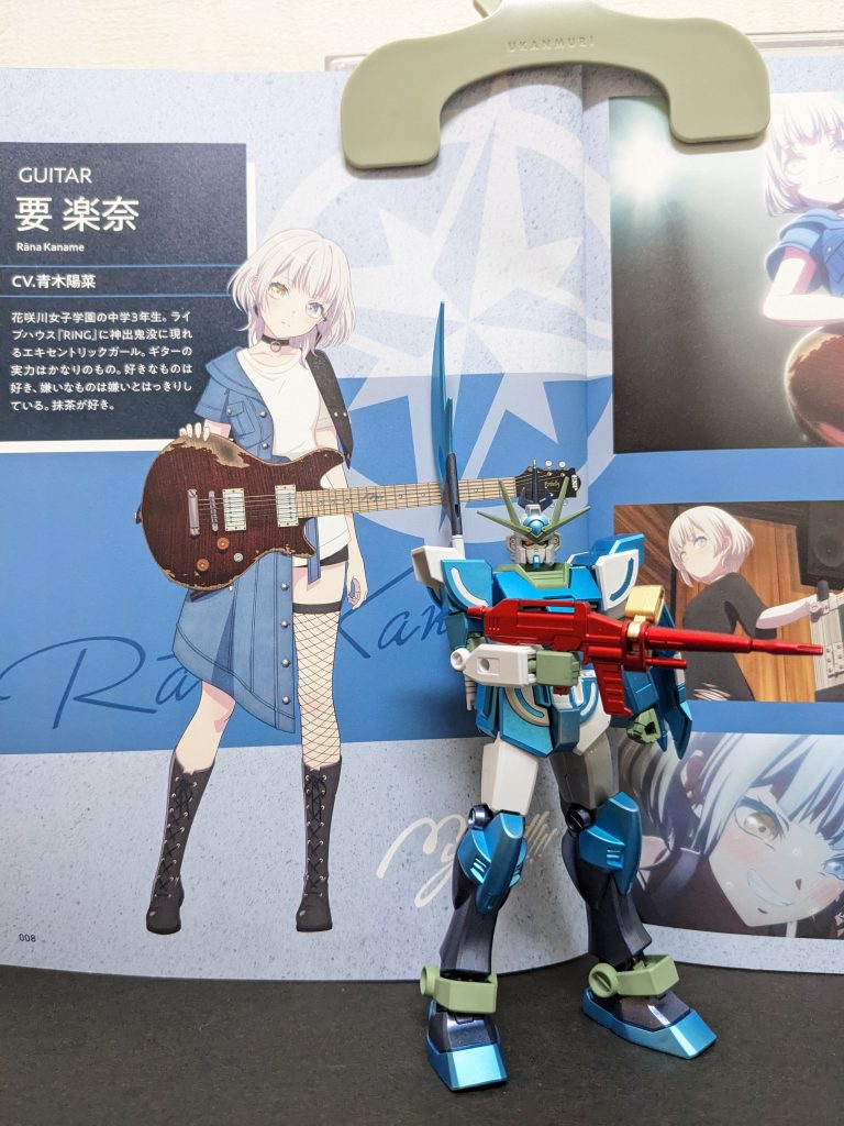 バンドスコアまで買ってもた(一応、ギター🎸弾きの端くれです😅)巻頭ページのキャラ絵と比較。雰囲気出てますかね❓ちなみに前回までのAve mujicaと同様、寄せれるところは衣装に寄せてますが、MSとしてもカッコ良く見える配色バランスにはしてます。特に拘ったのは衣装の左右非対称感と、左腿の網タイツ(シルバー単色塗りで寄せ)、脛のブーツですね😉スコアの方は、ここんとこプラモ制作ばっかやってるので、壱雫空(ひとしずく)のイントロを軽く弾いてみただけ💦正月休みにでもガチで練習するか😆!!