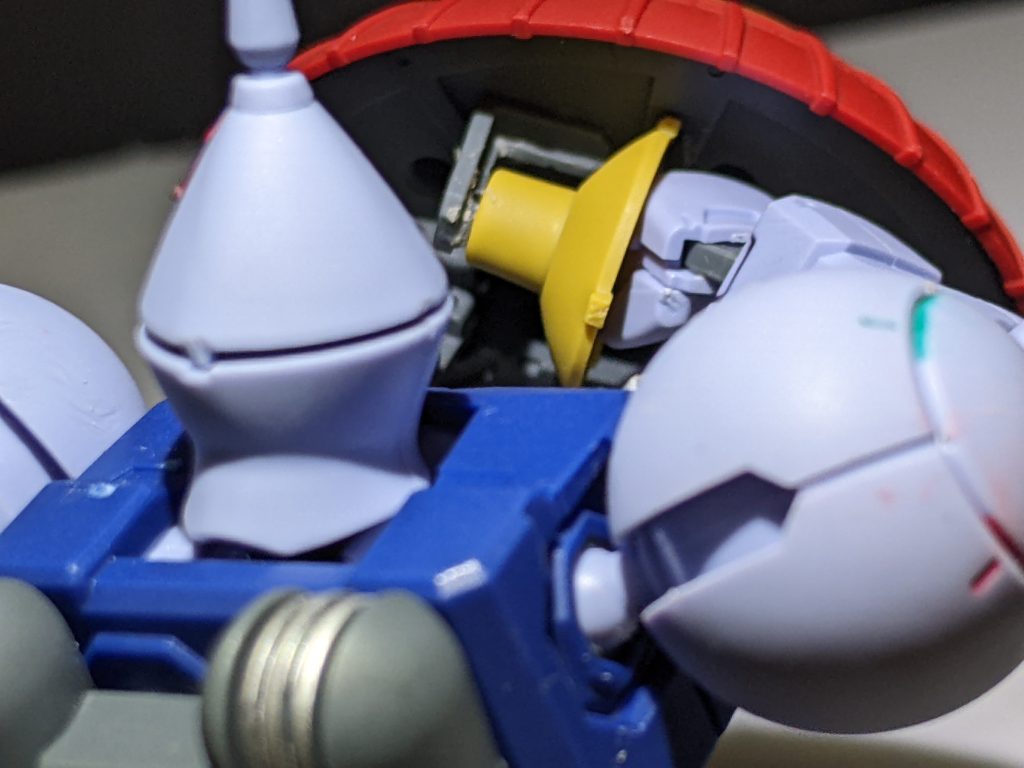 サーベルはMGみたくしまいたかったので30MMのL字の軸をシールドに接着。サーベル側の穴が大きいので、流し込みの瞬間接着剤をさして5秒くらい放置してから取ると良い感じになります。